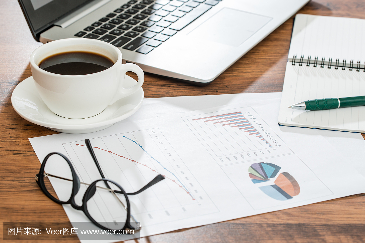 一杯咖啡和辦公用品放在木桌上